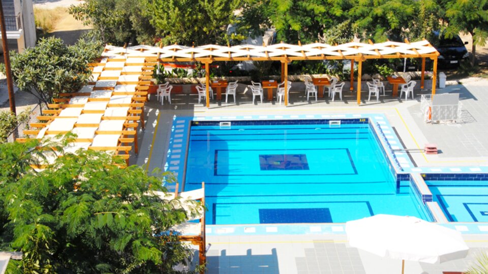 Басейн Hotel Aphroditi з шезлонгами